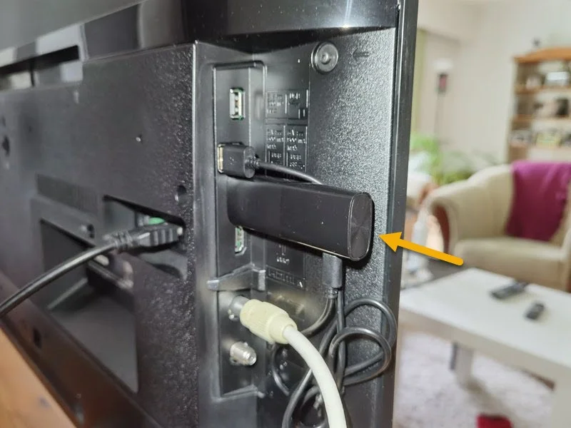 بهترین روش اتصال لپ تاپ به تلویزیون - استفاده کردن از دانگل HDMI بی‌سیم
